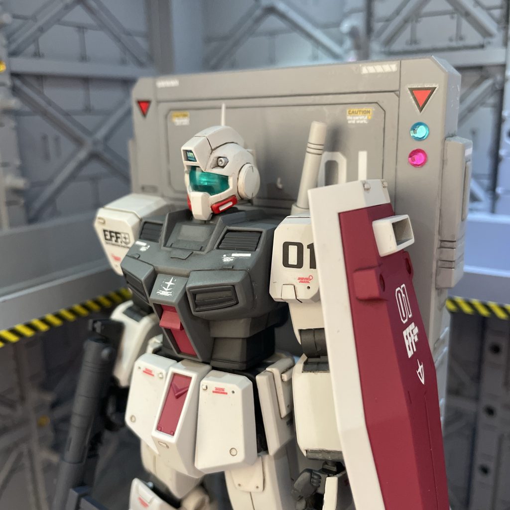 アップで上半身もプラ板貼り・スジボリで情報量アップをしてあります。