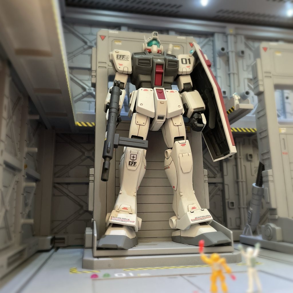 下から煽りで細かい部分でほぼ判らない自己満ディテールアップですが、コックピットハッチ部分を面取りした0.5mmプラ板を貼って少し前に出してあります。