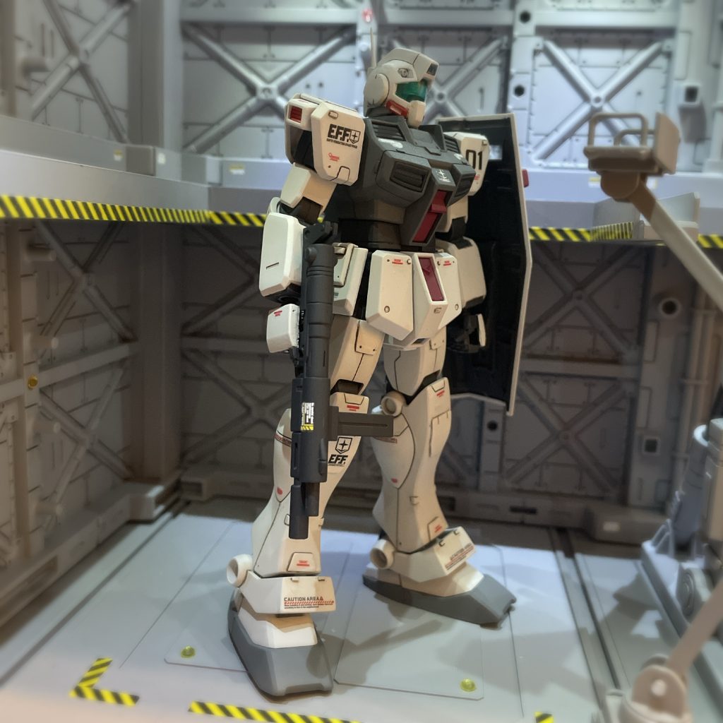 これはコレで味が有るのですが、古いキットで全体的にシンプル過ぎる感じがしたのでプラ板貼りとスジボリでディテールアップしました。脚のディテールアップは今風のオリジンジムのディテールを参考にしてみました。ハンドパーツはキットのモノは大き過ぎる感じがしたのでオリジンジムのハンドパーツに交換してあります。