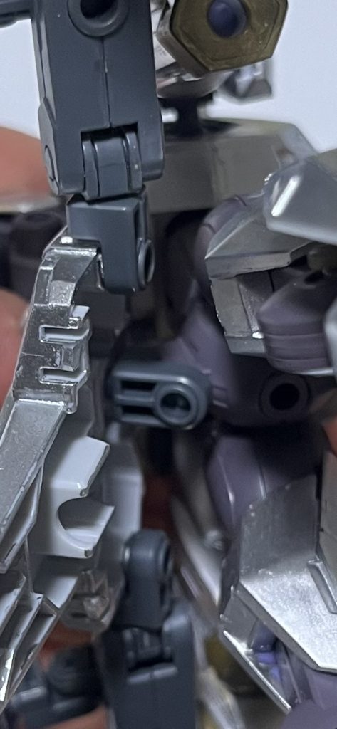 リアアーマーはバトルアームアームズのシールドとジョイントを画像の様に本体と接着。ぶっちゃけなんかの拍子にポロリしそうで怖い……。