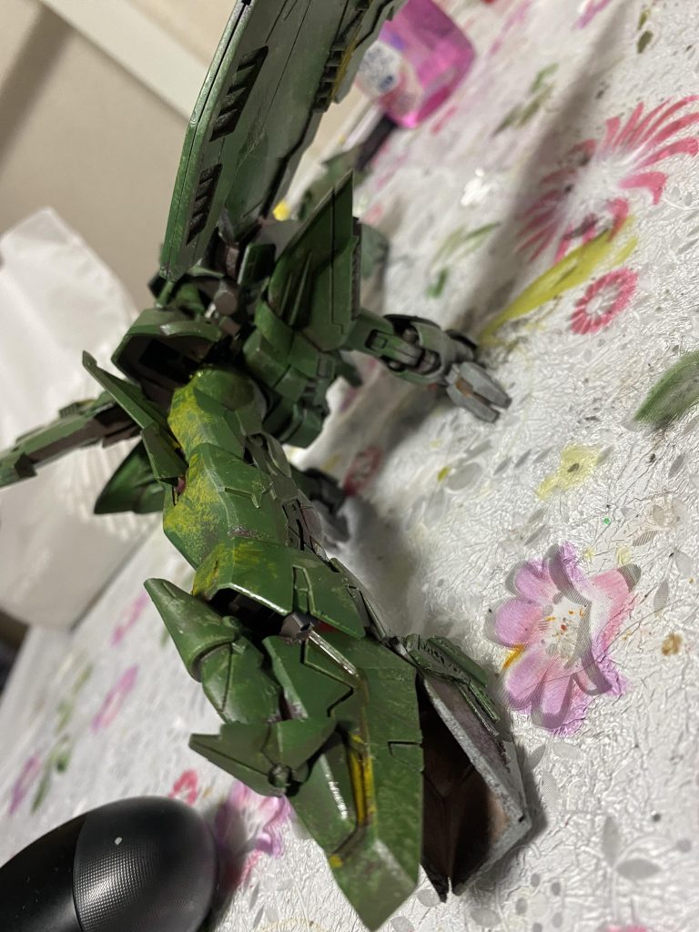 口はプラ板きったり、ランナーの一部分つかって顎を再現