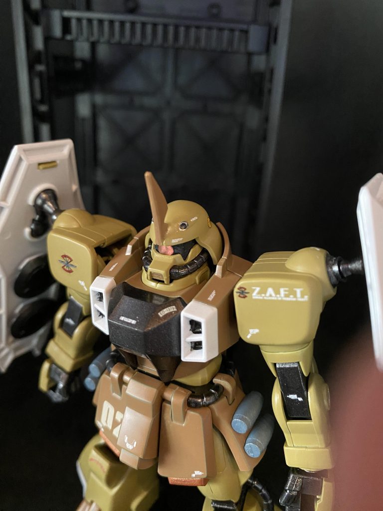 ザクウォーリアベースなので、ブレードアンテナは宇宙世紀の量産型ザク指揮官用から移植しました。ヘルメットにある楕円型のモールドは開口して、増設した頭部バルカンに見立てています。モノアイはHアイズ埋め込みにしています。