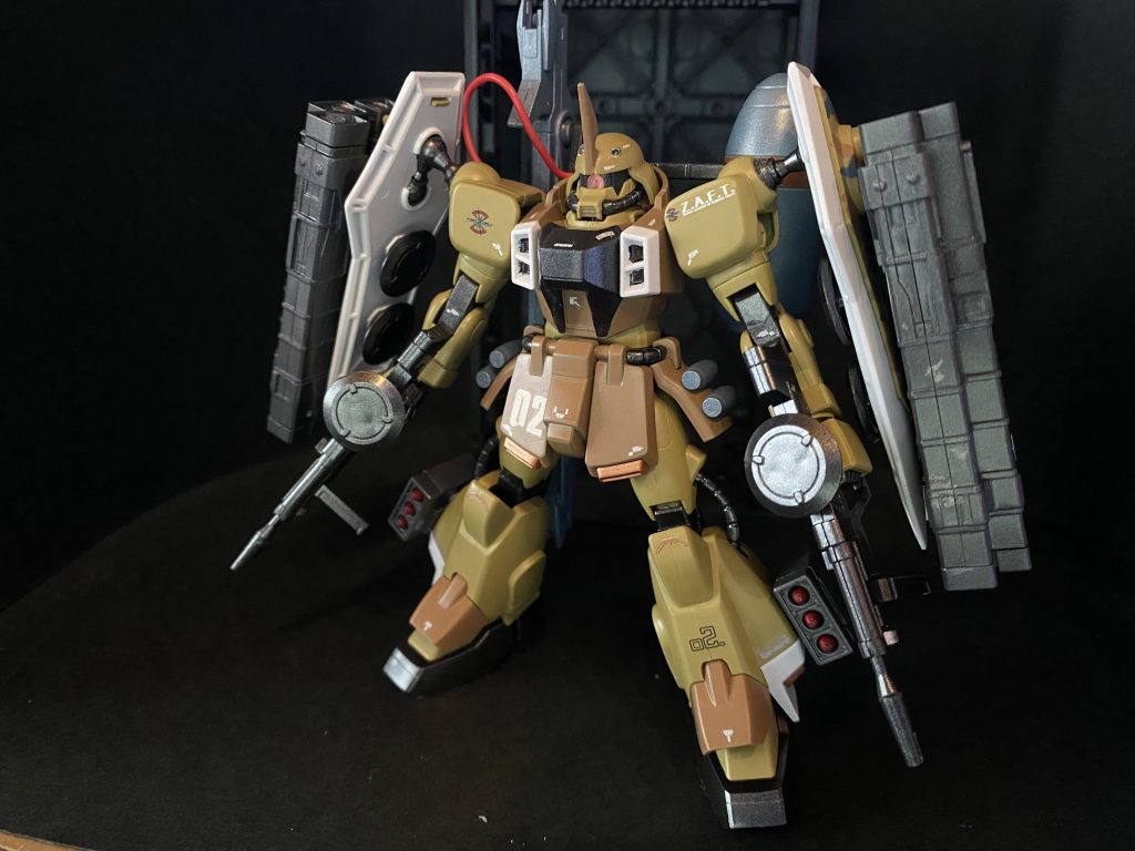 そこでガナーウィザードへと換装するとともに、脚部にM69パルデュス改3連装短距離誘導弾発射筒 、両肩シールドにパンテラ大型ミサイルランチャー、頭部に20ミリCIWSを追加装備し、火力増強に余念が無い。これにさらに二丁のMI-M633 ビーム突撃銃を両腕に装備して出撃するのが彼のスタイルである。