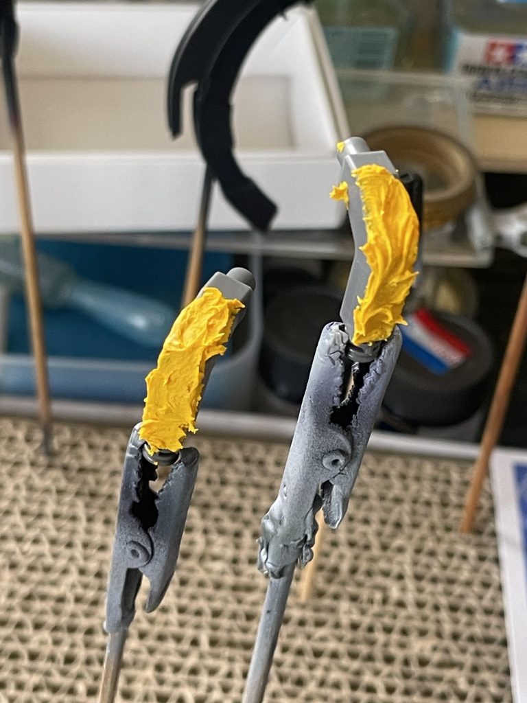 アーマディロの部品。気になったのでパテ埋めしています。