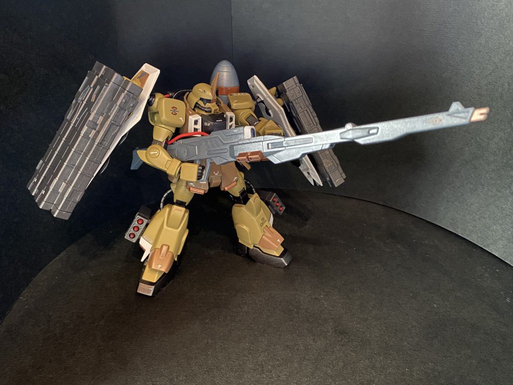 あとSEEDデステニィーで、ディアッカはザクファントムに乗り換えた途端なぜブレイズ装備になったのか?って個人的にずっとしっくり来ませんでした笑。初期搭乗機のガナーザクウォーリアの動きが、かつてのバスターを彷彿とさせるものだったので、やはりディアッカ=砲撃戦機体に乗ってほしいという思いが強かったんです。オルトロスビーム砲はセンサー部をクリアパーツ化しましたが、収納時のクリアランスが思った以上にキツキツで、きっちりとは折り畳めなくなってしまいました💦