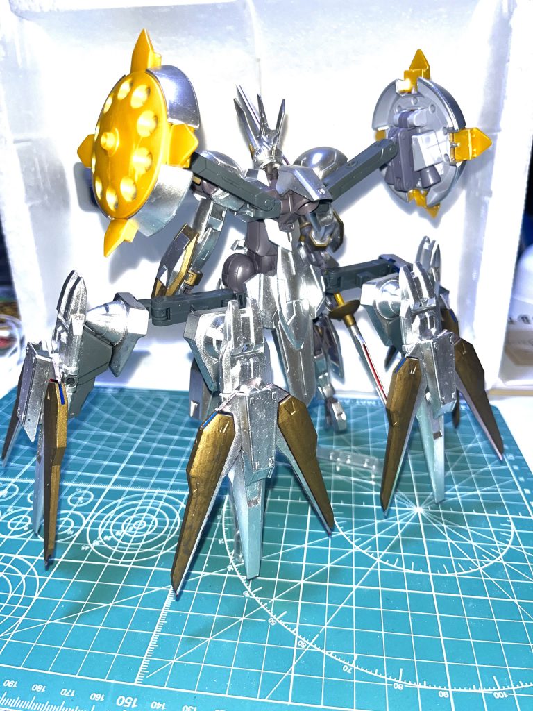 背面バックパックはベギルペンデの物にアームアームズのアームを介してR・ギャギャのシールドを装備してます。R・ギャギャのシールドのアームは折りたたんでるので可動範囲は更に広がります。