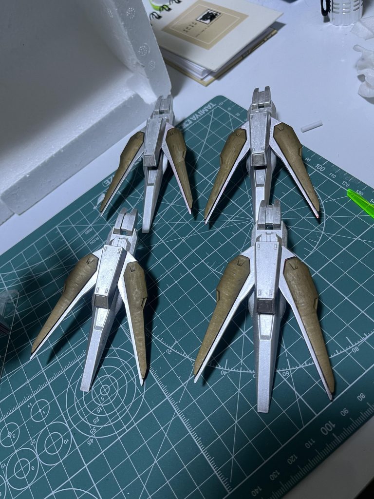 腰に装備した4機のドローン、ウェヒターシッフ。これ自体が強力な対ビームフィールドを形成する「守護者」であり、各2機ずつ合体している金色の攻撃ドローン、アングリフソルダードの「艦」である。オーライザーのバインダー、旧HGストフリのバインダーとスーパードラグーン、ボールデンアームアームズのシールドをそれぞれ2キット分ミキシングして制作。