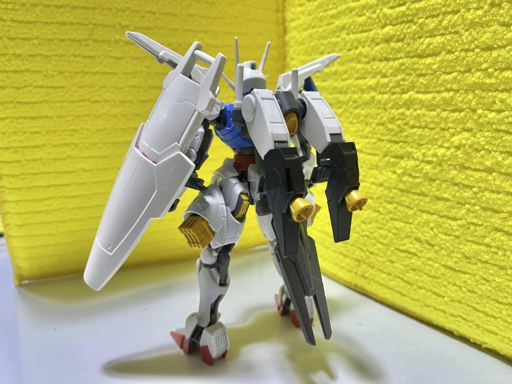背面。バックパックはガンブラスターみたいなオリジナルスラスターに変更。ビームライフルは腰にマウントしてます。シールドはGP01の物をストライクのシールド接続パーツ+短く切り詰めたダークマターブースター付属のアームで接続。