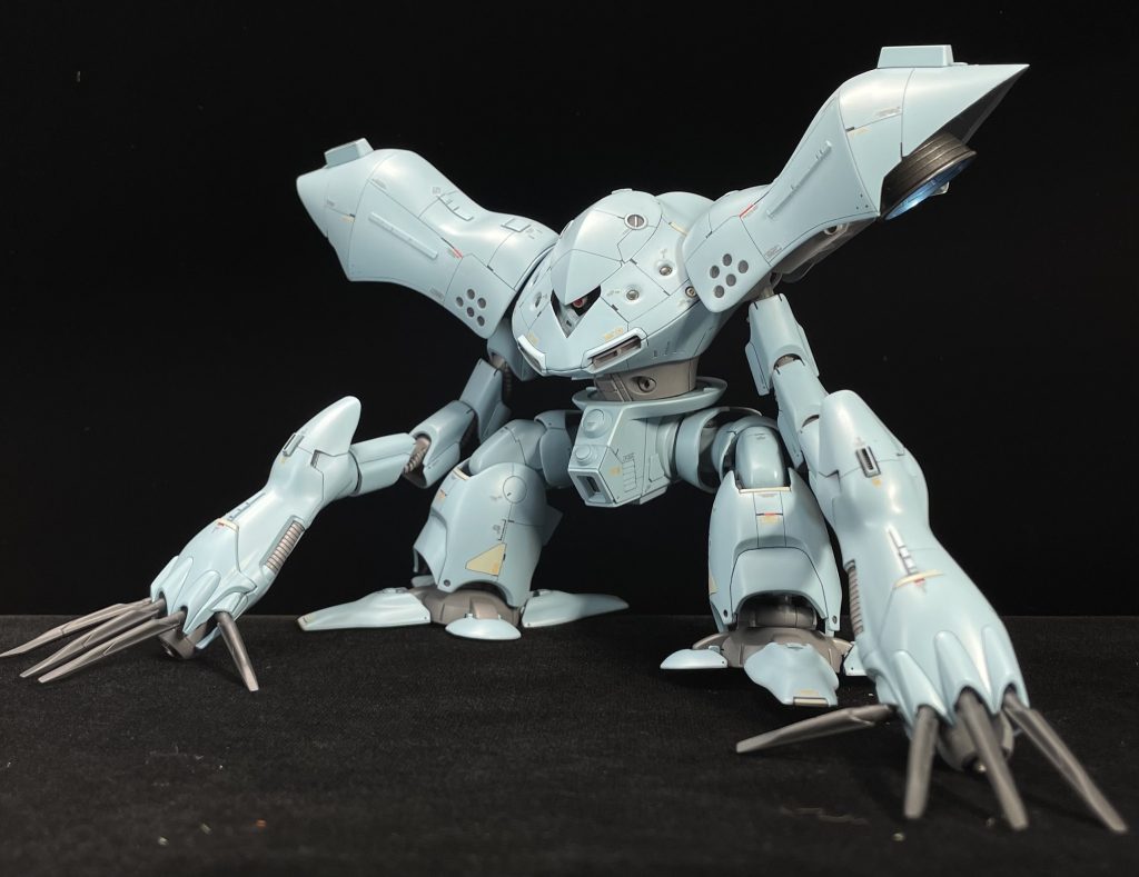 モノアイ可動時は 頭を外せるけど、萎えないように 内部も作ってみました♪部隊デカールは貼らず、純ハイゴックとして解釈してます。本来のダクトの赤なんかは ちょいと好みじゃ無いから不採用。バーニアも青にしてます。レッドポイントを配置してるので、これでかっこいいと思うんですけど、、、アカンすかね?汗