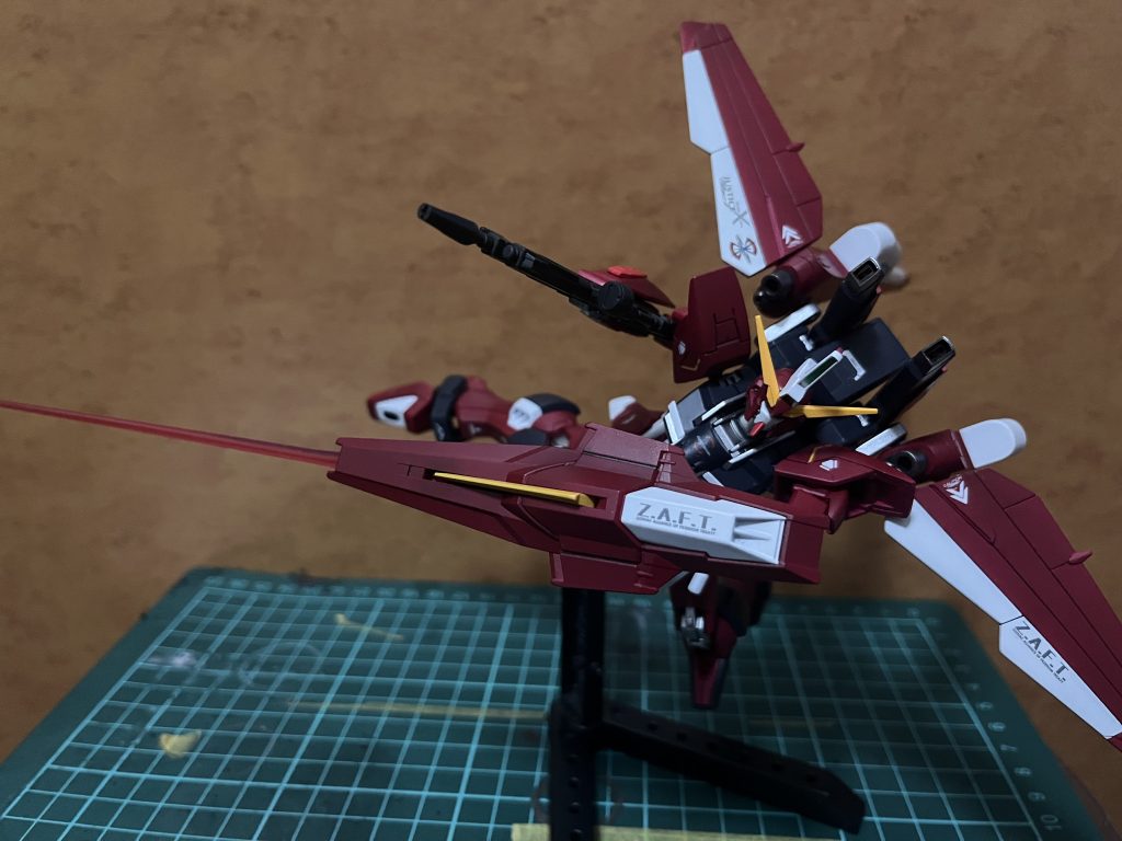 シールドからビームサーベルが出せます、今回はデカール多めに貼ってるんですがデカール貼り作業って楽しいですね買い足そうかな