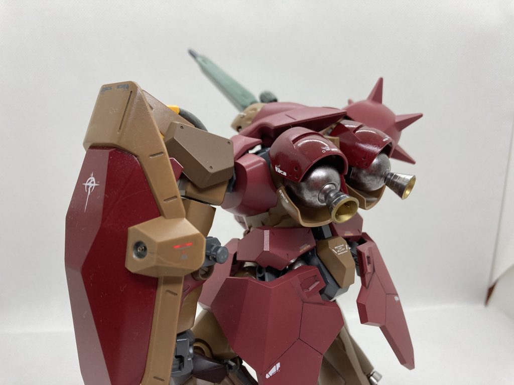 スカートの一部に筋彫り。