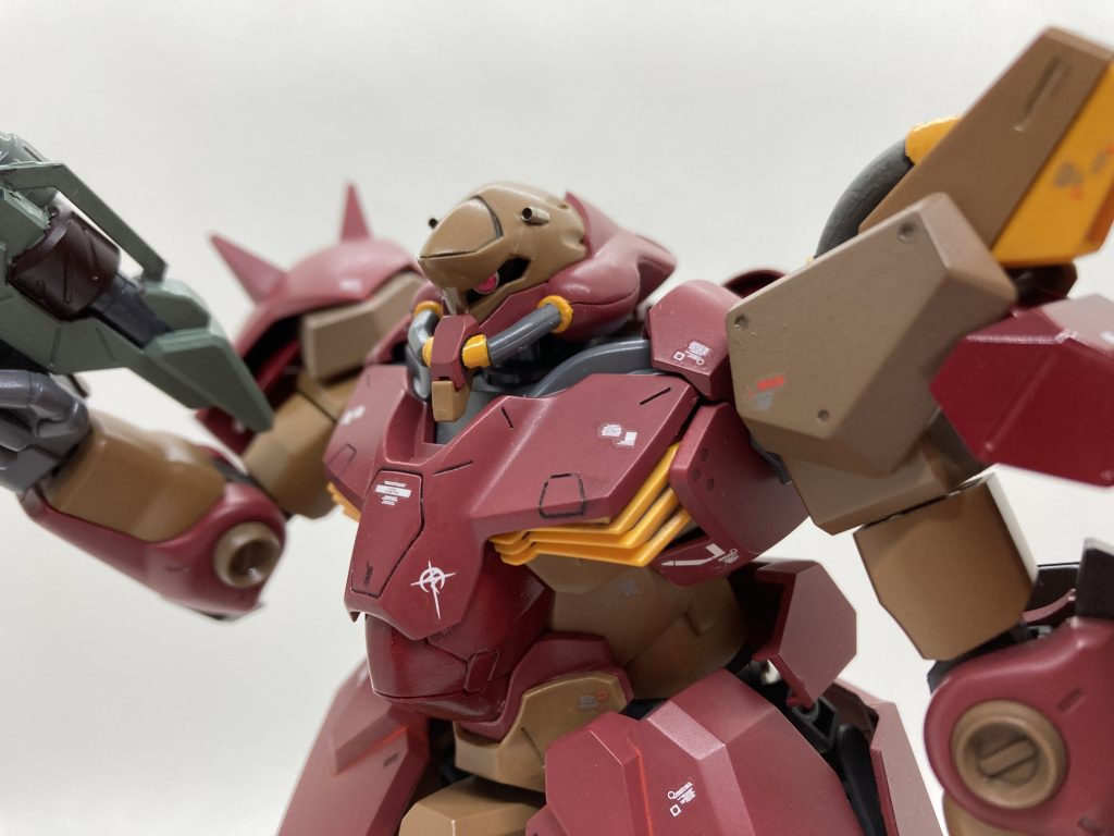 頭部バルカンにメタルパーツを使ってみました。モノアイはメタルパーツとクリアレジンとシールを組み合わせてディテールアップ。