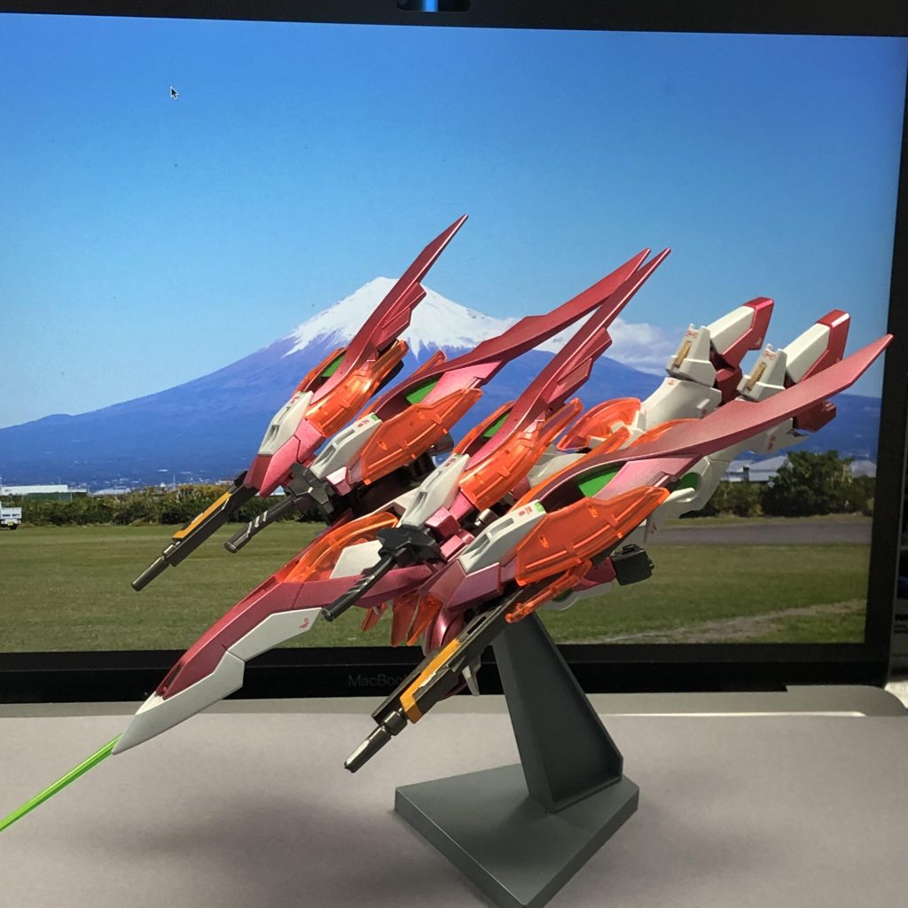 初夢は一富士二鷹三茄子と言いますね。ということで、鷹の代わりに。改造の結果、ビームサーベルを作動させて突撃なんてのもできます。