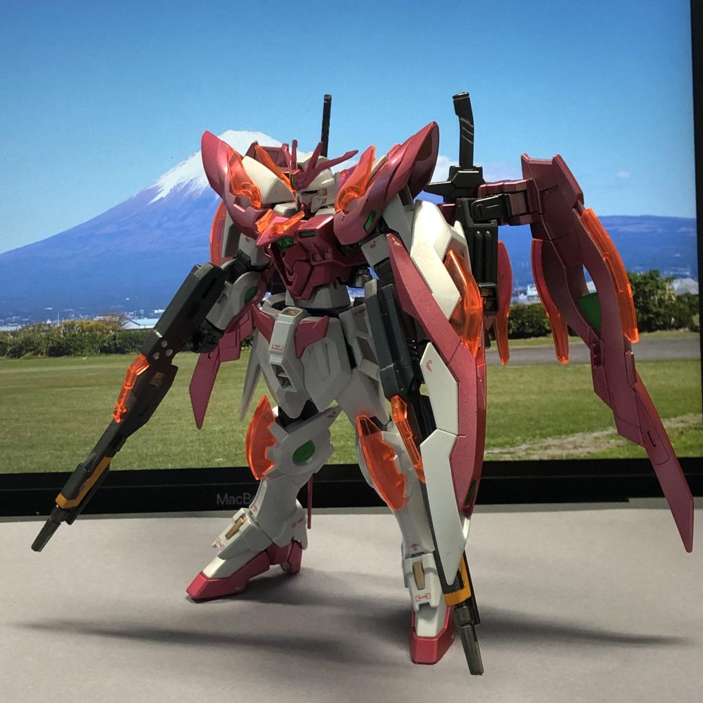 キャンディー塗装の練習で今回はグラデーションかけようと思ったのですが、クリアーレッドだけの濃度調整ではあまりパッとしません。白いところは下地はシルバーで自作のクリアーホワイトっぽいのを吹き付けてなんちゃってチタニウムフィニッシュを目指しました。その他アクセントにステラグリーン。関節や武器は赤鉄色です。確か全て水性ホビーカラー。白く見えるところは一部白を吹き付けずに下地のスーパーファインシルバーが露出しているのですが、あまり分かりませんね。武器モールドやダクトなどをエナメルシルバーやエナメルカッパーで部分塗装。デカールはコーション関係で最後は艶ありクリアーである程度テカテカに。