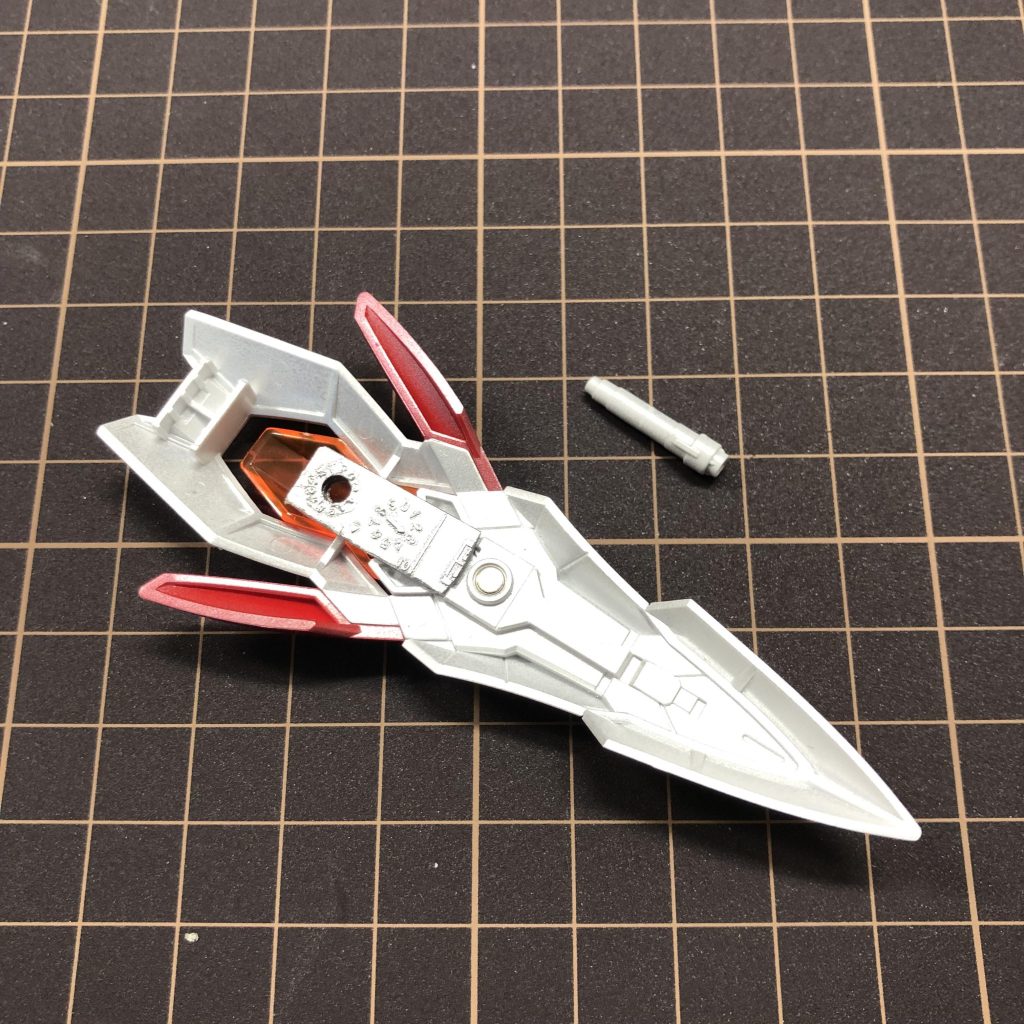 そのまま作るとシールドと肩が干渉します。ということでランナータグを貼って穴の位置をずらしました。しかしこれをするとサーベルが収納できないので、元の穴にはネオジム磁石を入れて、クリップの切れ端を埋め込んだサーベルの持ち手がくっつくようにしました。ということで、上のネオバード形態の状態が可能になります。保持力は本当にギリギリですが…