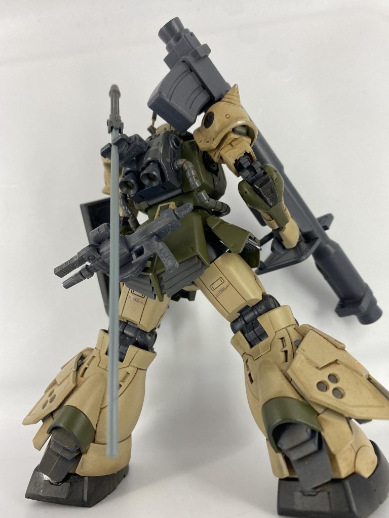 バックパックのヒートサーベルも、バズーカに干渉しないようホルダー位置をセンターに移設。腰部にはショートバレルのザクマシンガンを装備。