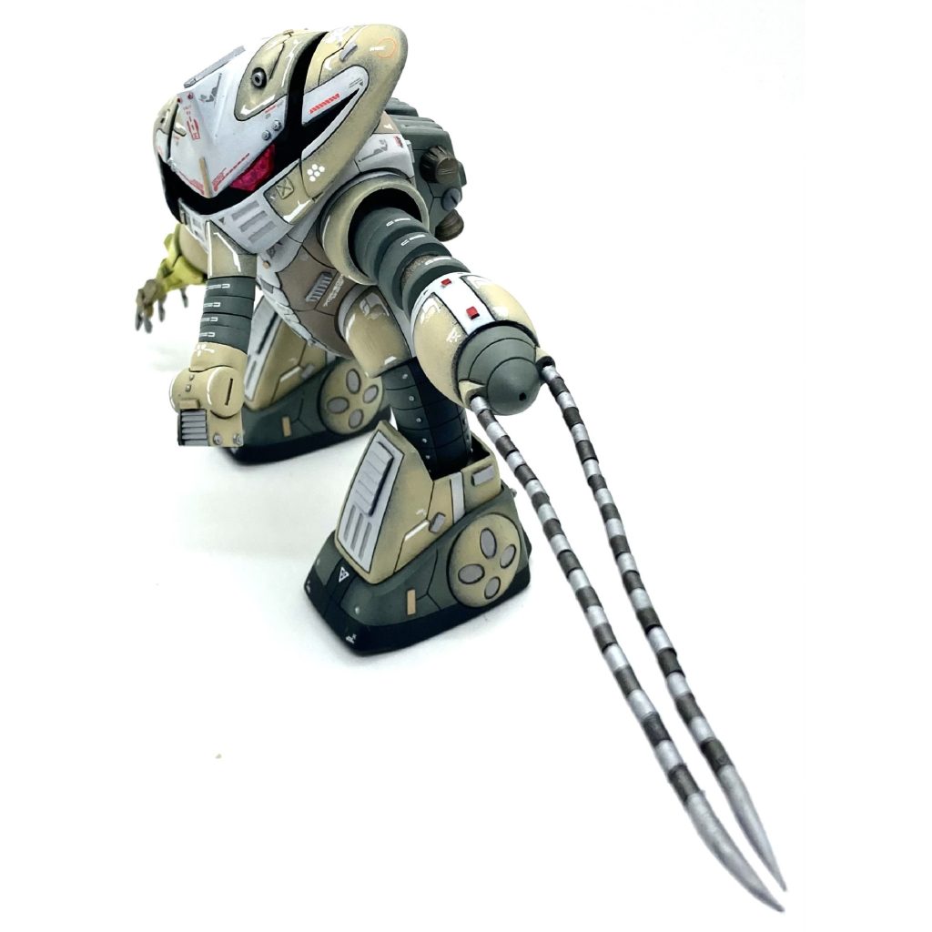 改修は頭部モノアイ、鼻?、ヒートロッドをワイヤーに。右手は現地改修レベルの取って付けたようなぎこちないアームにしました。その為アームの色も適当に付けました感を出すためにイエローにしました。