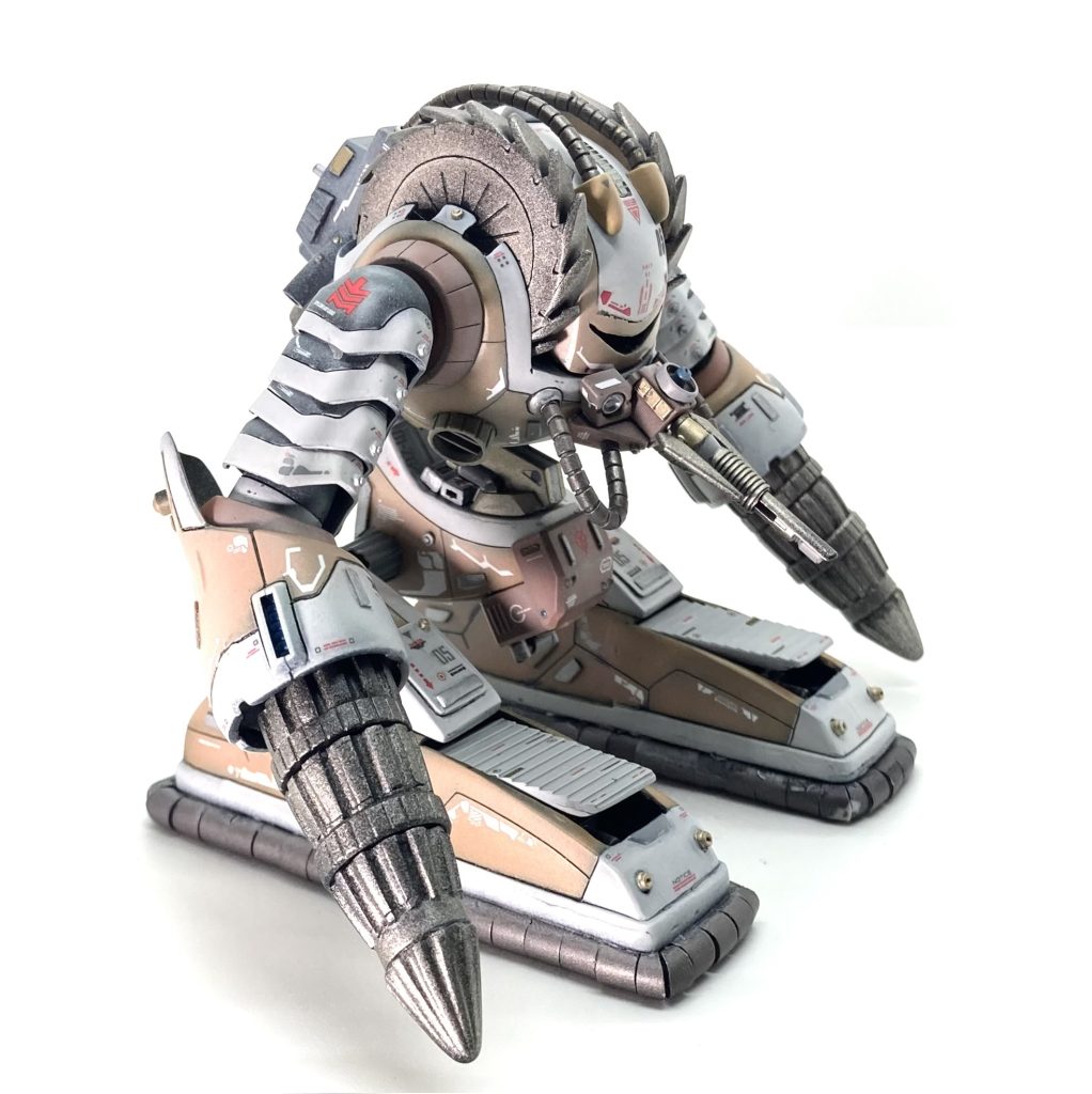 足はプラ板で延長しましたが、スクラッチがクソ下手なんでパーツ破損や亀裂が出まくりました😭修繕しきるほど技術ないんで突き進みました😭