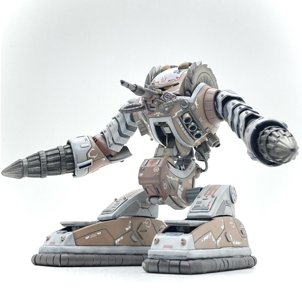 胴体はオルフェンズシリーズから拝借。これもジャンク品でしたが、すでにバラバラでしたのでなんの機体かは不明です。 