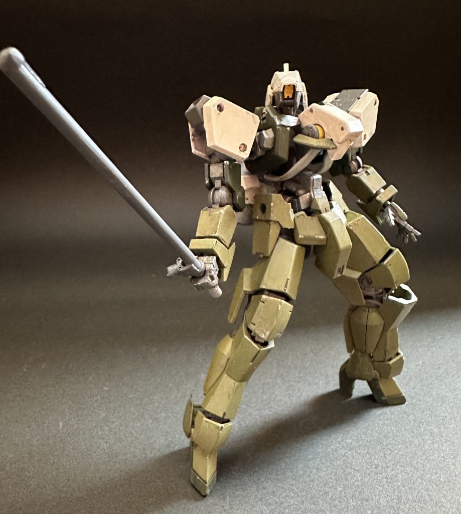 元機体のライフルとかアックスはなくなってしまって、とりあえず手近の硬そうな金属材を加工して、それだけ持ってあわてて出撃していたら鉄血のオルフェンズっぽいかなって思っていました。