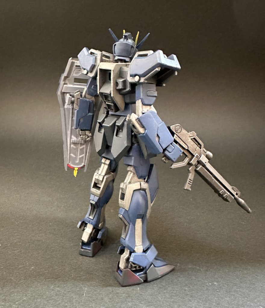 ティターンズカラーにすると毎回関節部の色に迷うのですが、今回はメタリックグレーにしてみました。まずまず調和している気がします。