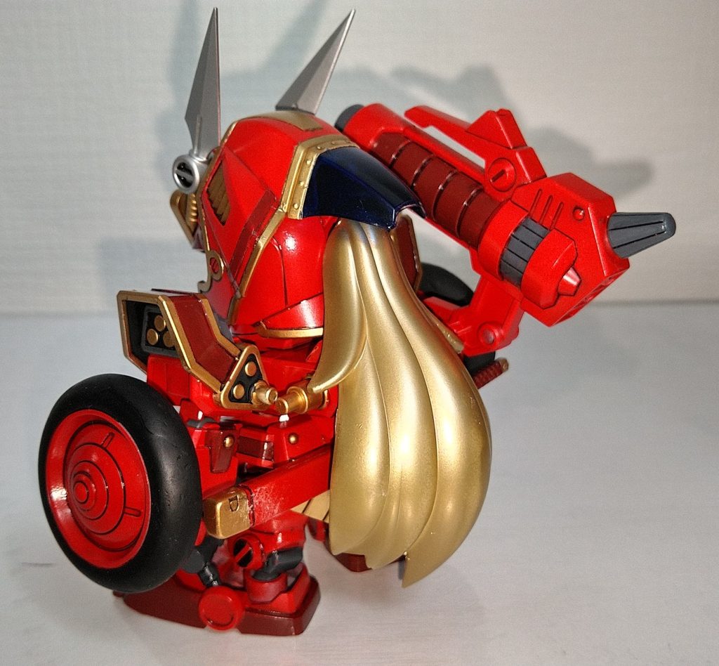 個人的な感想だけどビルドのSDは｢オモチャ感｣がある方が好みなので艶消しトップコートはしないようにしてます。特に今回は金や銀へのマスキングが恐ろしく面倒だと言う本音もありますがwww