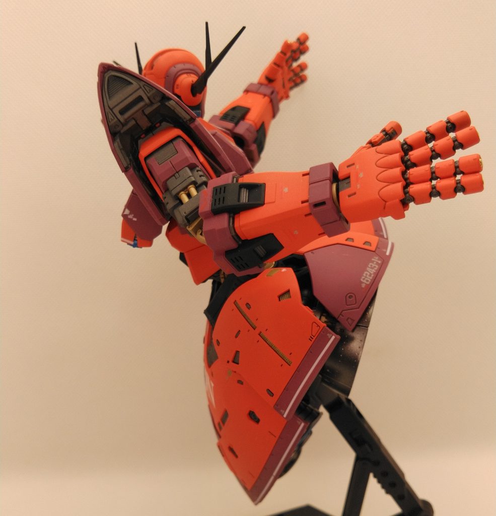 このアクションスタンドだと、このポーズは自重で倒れてしまうので、釣具の重りをアクションスタンドにグルーガンで接着して、重くしてあります