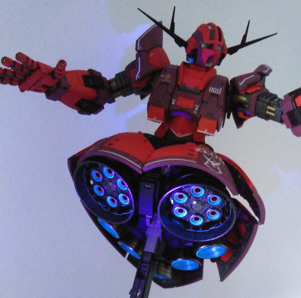 バーニアは、蛍光ブルーで塗装したので、ブラックライトで発光します