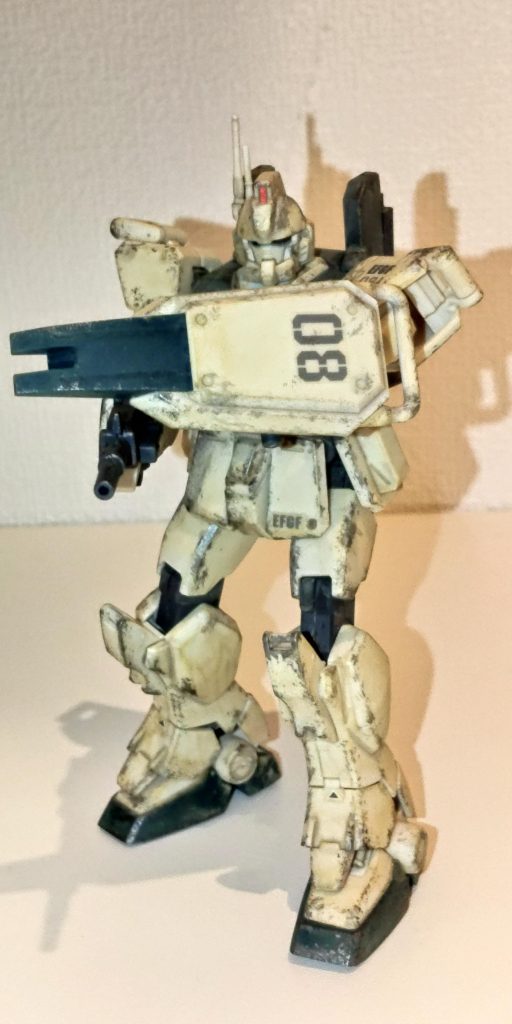 スポンジチッピングにも挑戦しましたが、拭き取りが甘かったようで、イメージとは程遠い仕上がりになりました。色も迷いました。塗装が剥がれ、下地が見えているイメージでガンメタを使いました。暗めの成形色の部分には良い色が出ましたが、明るめの成形色の部分にはマッチしなかったと思います。