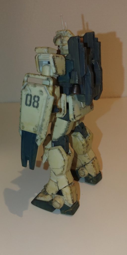 初手からいきなりミスしましたが、ウェザリングの練習ということでそのまま継続。砂漠などの砂地での汚れをイメージして、手持ちのダークイエローでウォッシングしました。ウォッシング、塗るのは楽しいのですが、その後の拭き取りで思ったよりも拭き取れなかった感じがありましたが、そこそこには仕上がったと思います。部分塗装はバックパックのバーニアのみで、焼鉄色と中をオレンジに塗りました。