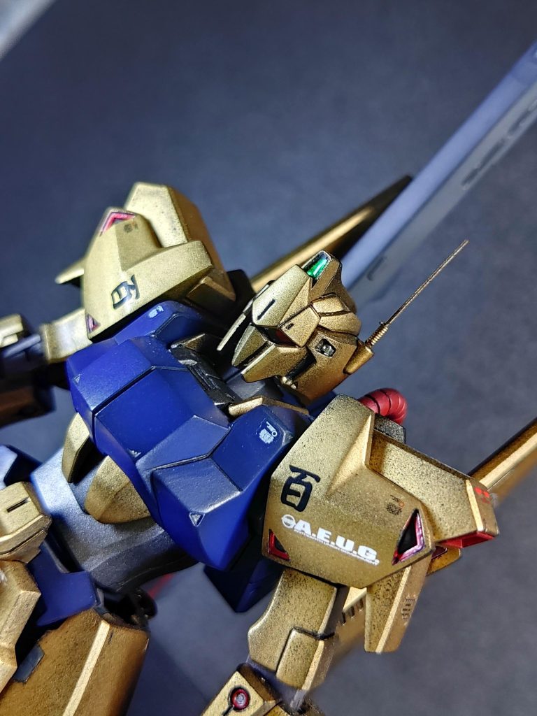 くすんだゴールドで、歴戦のMSらしさを出すため、チッピングもウォッシングも怖いので、おそるおそるブラシで塗装を落として・・・(ウェザリングって勇気が要る作業なのね)