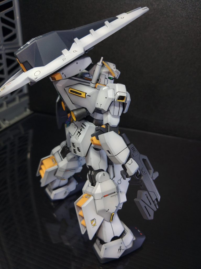 電撃ホビー付録のシール等を貼り散らかして、成型色以外のイエローをアクリルガッシュで筆塗り。