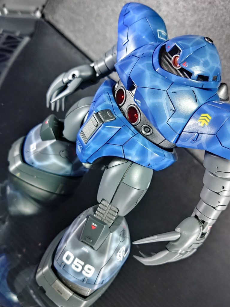 白サフで迷彩塗装するパーツを塗ってから、水溶きマスキングゾルで迷彩柄のデザインを極細に描きます。