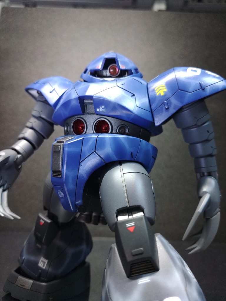 メインカラーを気持ち薄めに塗装して、乾燥後マスキングゾルを剥がします。迷彩柄に残った白サフの上に細吹きで白色をなぞります。