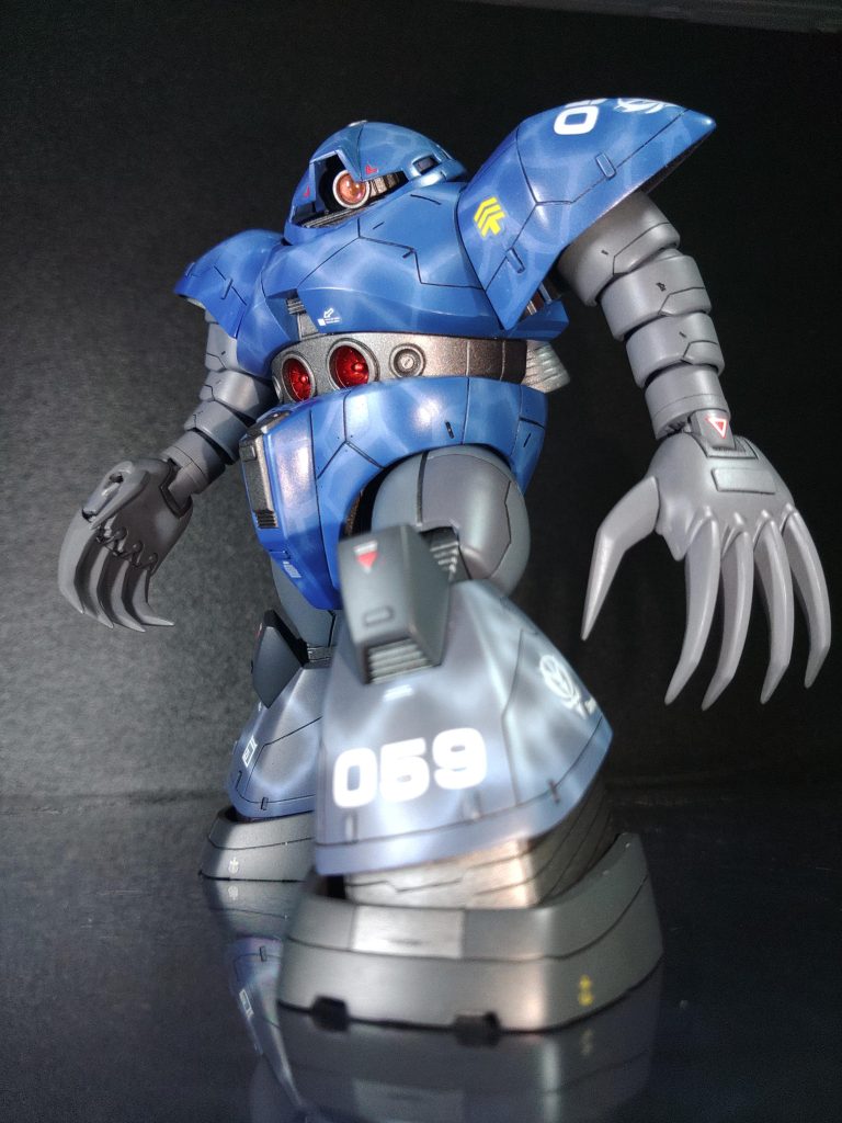 ヒザ関節パーツの上下の軸に1mmづつ、足首のダボ穴にも1mmのプラ板を挟んで合計3mm脚の延長で水泳部の奴らに差をつけます。