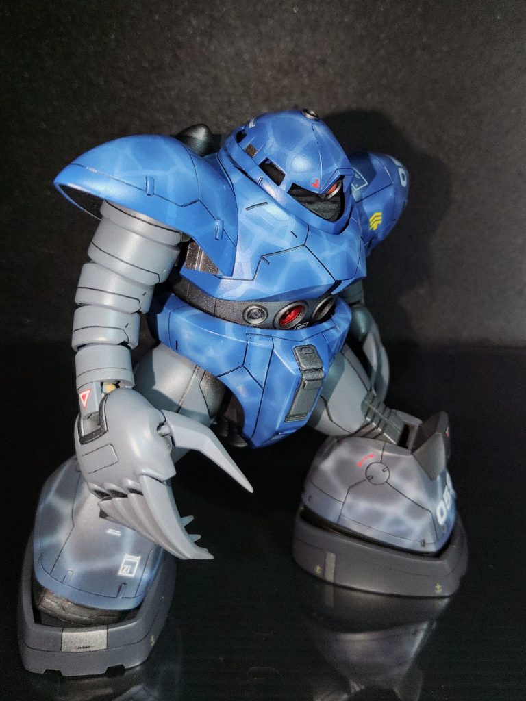 モノアイ周辺を取っ払って外装も360°開口、モノアイ基部はザクマシンガンのマガジン、バーニアパーツにH・アイズで作ったモノアイをそれっぽくアレして・・・