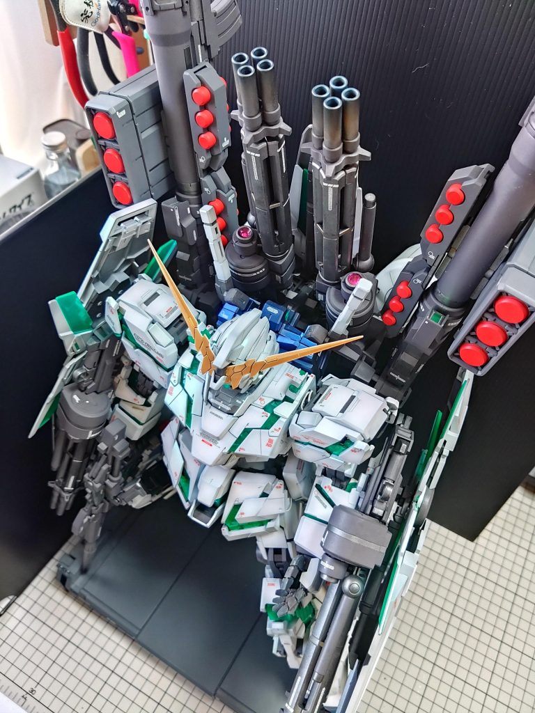 ABS樹脂だらけですが、ランナーごとガンメタサフを吹いてから甘組み(甘噛みっぽいヤツ)してマスキング、本塗装でわりと大丈夫でした(さすがにスジ彫りは怖いからやめですね)