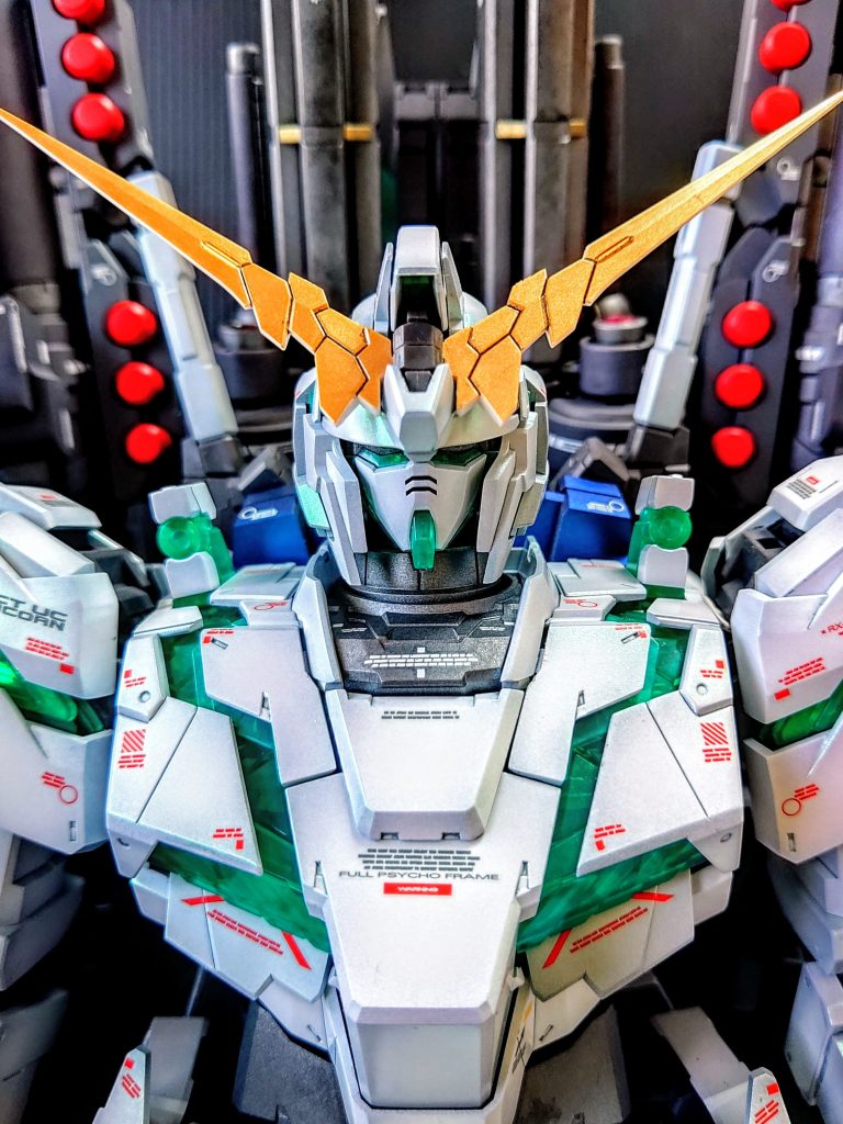 パール塗料、トップコートを追加でお願いして、アホみたいに余った余剰パーツ(ガトリング、シールド、バズーカ等)を隠して、、、完成です!