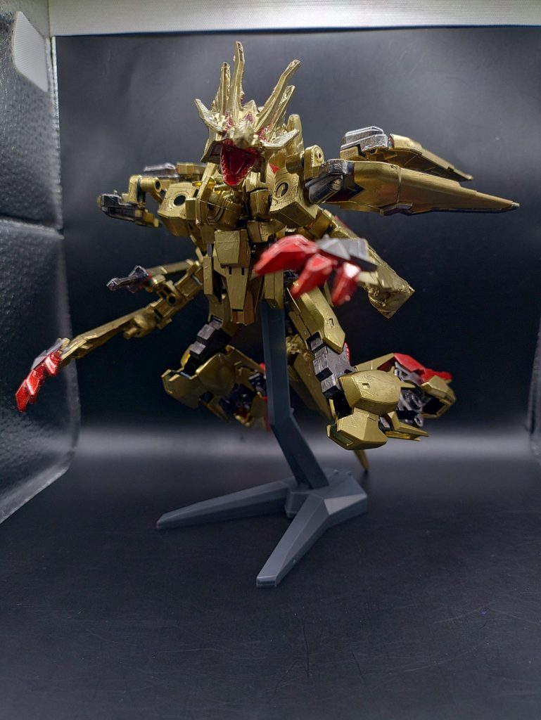 ◯龍の形今回のメインギミックであり、一番苦労したアイデアです。元々は完全変形版デルタガンダムを作りたいと思っていたのですが、やはりゲテモノに改造したくなるのが私なので、辰年という事でプラスで龍に変形できるようにアイデアを練りに練りました。