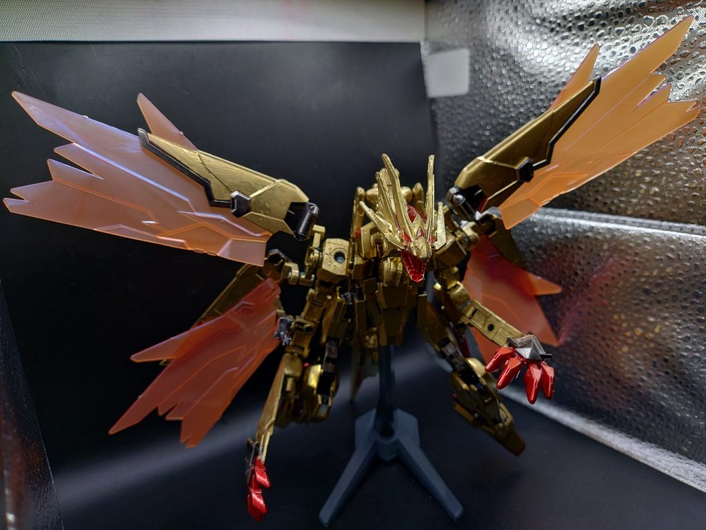 ◯ウィング展開ビームマントを広げてウィングのようにみせています。最初はスマートを追求するために、ウィングのない長い竜にしようと思いましたが、長い竜と戦闘機の両立にアイデアが出ず悩んでいた所、シャイングラスパードラゴンを見つけてこのようなシルエットになりました。