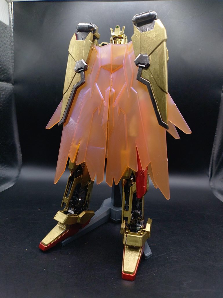 ◯威の形神バーニングガンダムからそのまま流用した、ビームマントを閉じた様子見形態です。神バーニングガンダムは、差し替えでこの形態になりますが、私は別パーツの差し替えが好きではないので、完全変形ができるように配置を工夫しました。