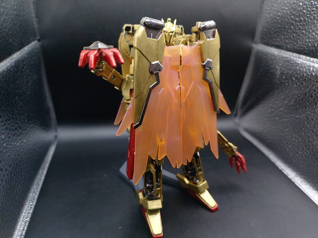 ◯制作背景初投稿から半年となったため、私が好きな王道な戦闘機に変形できる機体を作成する事にきまり、記念としてめったに使用しない金色にしたい事からデルタガンダムに決定しました。作成中、年をまたいでしまったため新年のお祝いも兼ねて竜形態も追加する事に変更。こうして完成したのがこの機体になります。今回は珍しく、脳内設定ではなくプラモとしての説明が多くなりました。