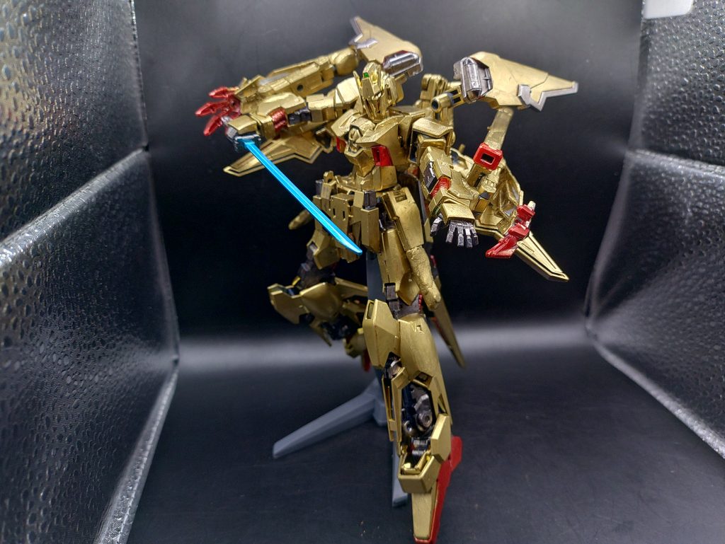 ◯斬撃アクション今回は記念の機体という事で、派手な特殊兵装も持たない渋い機体を作成したいと思い、実体剣を装備させました。刃の色は銀ではなく爽やかな青にする事で、ちょっとしたおしゃれポイントを作りました。