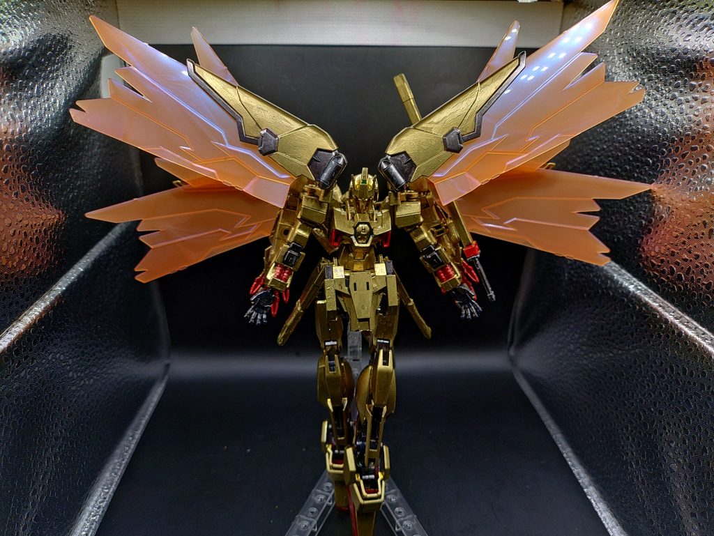 ◯攻の形マントを展開した本気形態です。シンプルにマントの位置を移動させただけですが、シルエットが大幅に変わります。神バーニングガンダムは最近発売された商品ですが、なかなか再販されてないので定価で買えないのが残念ですね。ウィングのパーツは今回のミキシングで可能性を評価していますので、再販希望です。