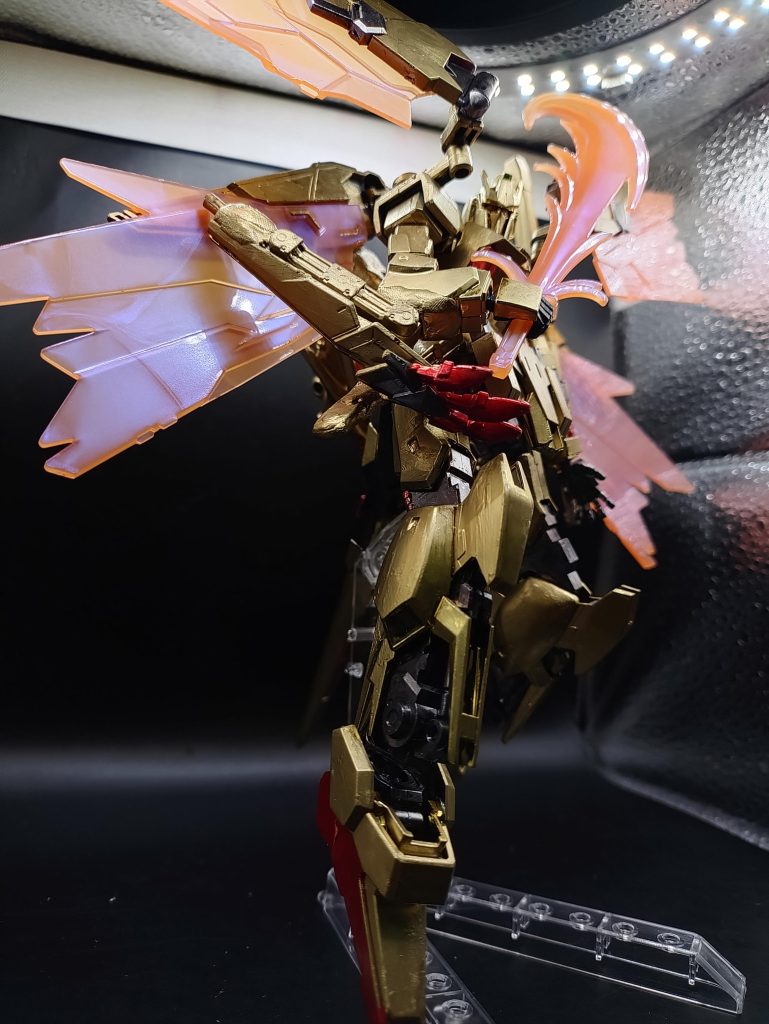 ◯斬撃アクション剣に炎を灯して斬撃。このパーツは光の加減で色が変化するので面白いですね。クリアパーツのみのガンプラとかでていますが、このパーツのみのガンプラとか見てみたいです。どんな見た目になるのか気になります。