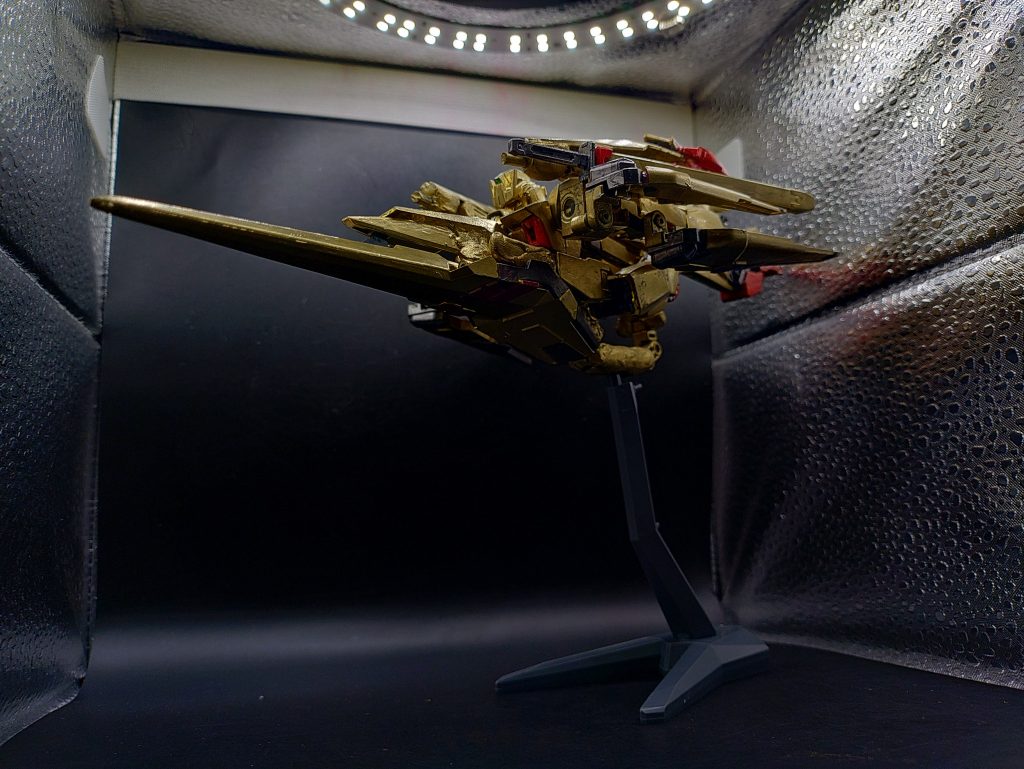 ◯機体設定デルタガンダムの改造案のひとつ。ニュータイプ能力を増幅させ、怪物のように自由自在に暴れる事ができるように、新たな形態、ドラゴン形態に変形できるように改造案された。パイロットの負荷を全く考えていない設計のため、この改造案は却下された。