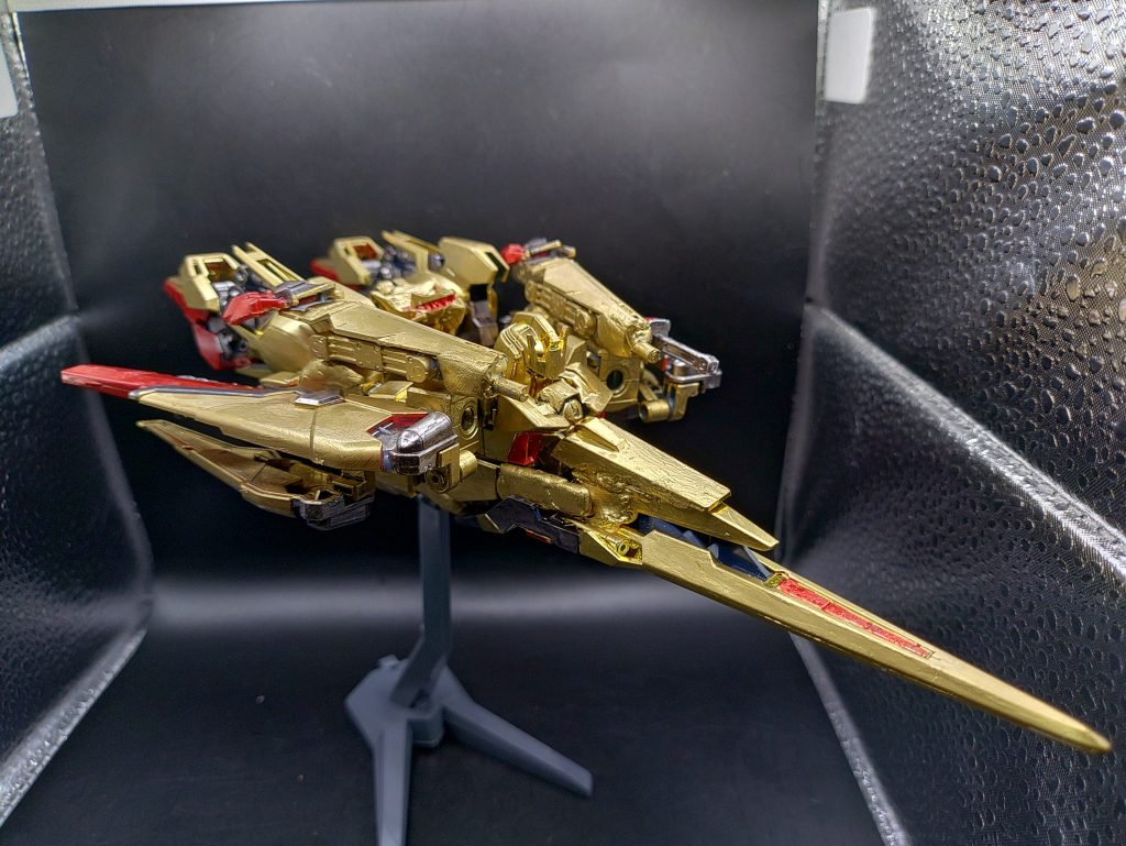 ◯移動形態(MA形態)お馴染みの巡航形態。やはりデルタガンダムといえばスタイリッシュな巡航形態ですよね!最初は頑張って完全変形のデルタガンダムを作ろうと思い、rgのzガンダムとか手を出してみましたが、上手くいきませんでしたので、いつものage2にお世話になりました(苦笑)