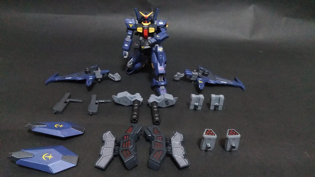 フルコマンドブースター武装群左上…ビームライフル上中…ガトリングガン右上…中型ミサイルランチャー左下…シールド(ビームキャノン)下中…マイクロミサイルポッド右下…ホーミングミサイル