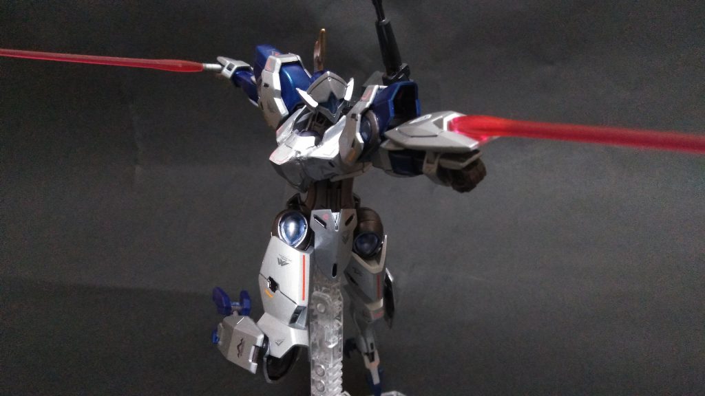 小型シールドと合わせてビームサーベル二刀流