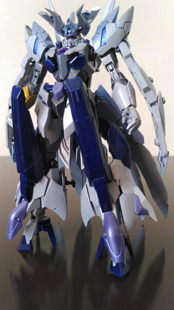 「神鏡 ガンダム・シェム・ハ」錬金術とシンフォニックギアの技術を融合させたシェム・ハの決戦形態。黒いボディが白くなり印象ががらりと変わるのが良いですね。ヒラヒラの大きな足回りは可動優先で小さくしてみました。(というかこの大きさで制作するのが限界だった。)